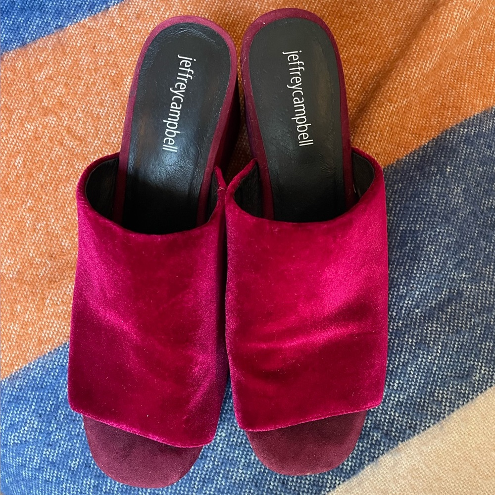 Velvet red wedge